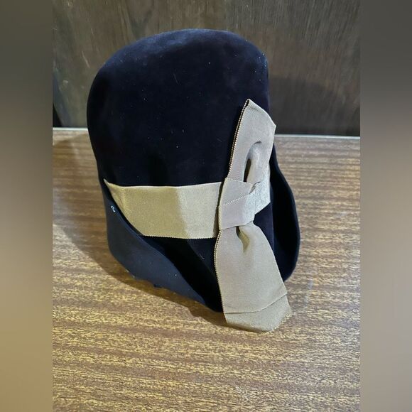 Vintage America Black and Cream Cloche Hat
